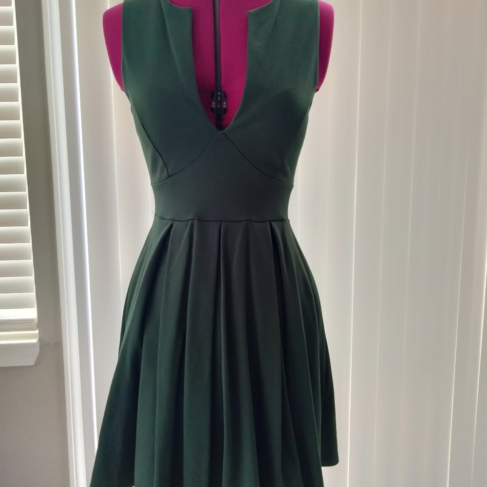 Beautiful shade of Hunter 💚 green. Size medium.  From Windsor store